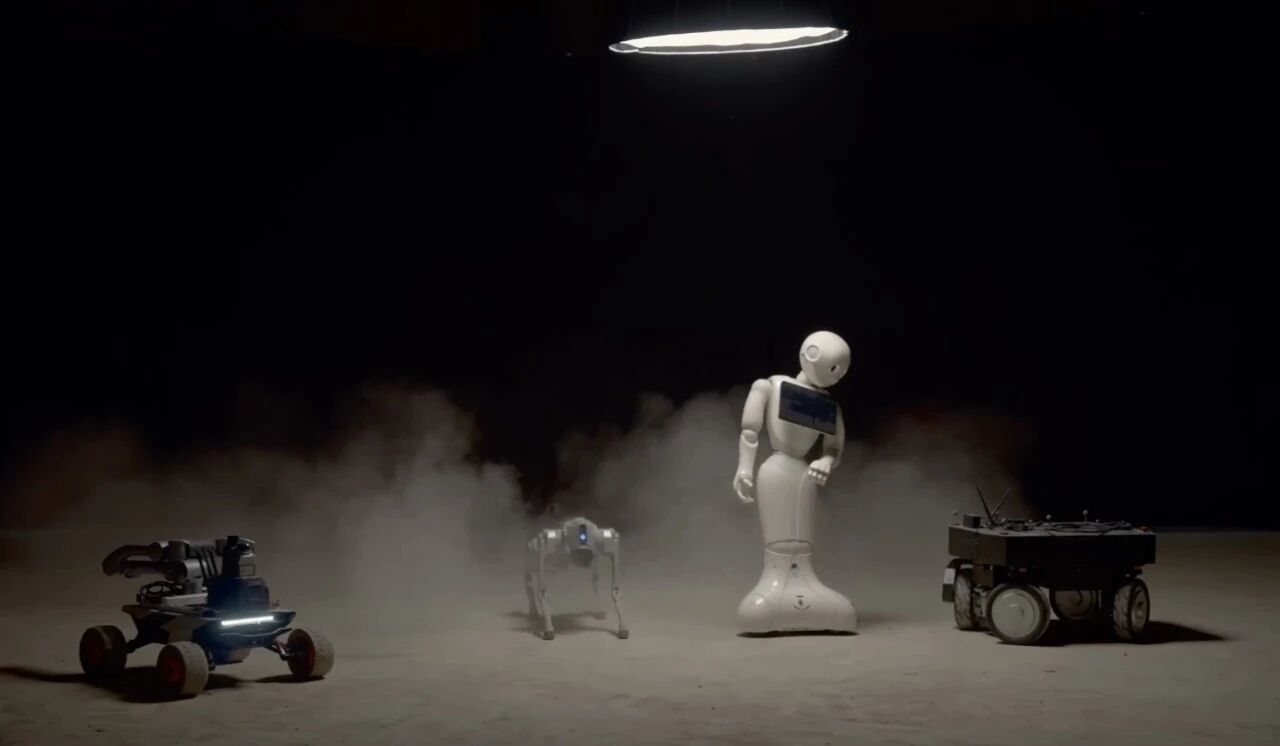 游戏剧场 - 四台异构机器人在烟雾缭绕的舞台上