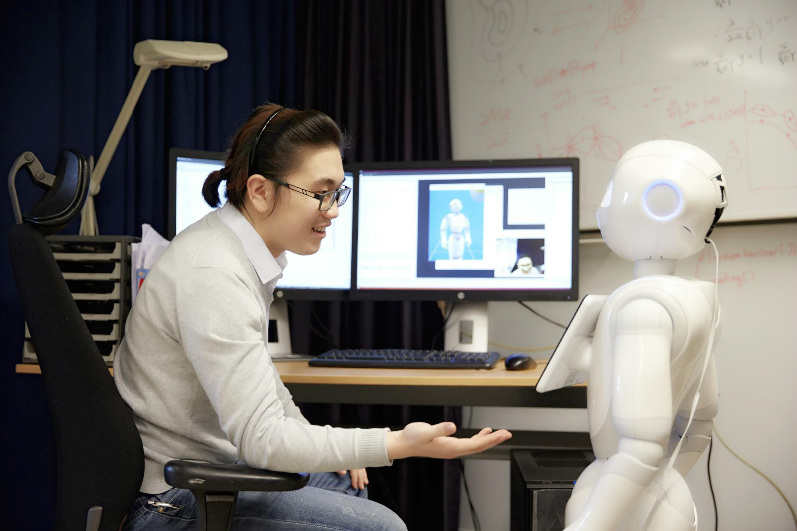 Yuan Gao working with a humanoid robot